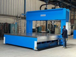 TL-200E/NC Moble Gantry Hydraulic Press with Moving Head for Straightening Welded STructures and Plates Cut by Oxy Cutting