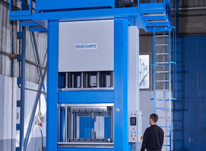 MV-600E/NC 600-ton four-column hydraulic press designed for deep drawing and stamping in the military sector.